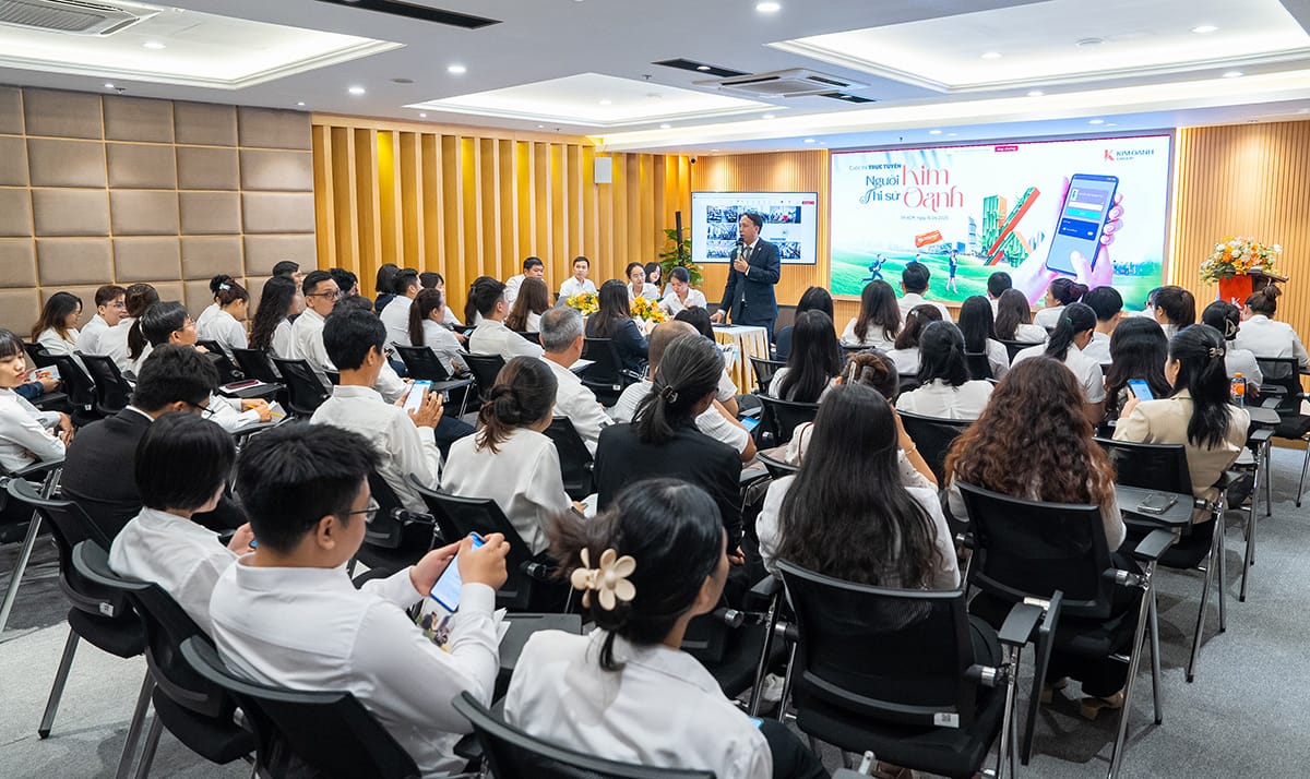 Ông Nguyễn Lương Thọ - Phó Tổng Giám đốc Vận hành Tập đoàn, Trưởng ban tổ chức, chia sẻ khai mạc cuộc thi “Người Kim Oanh thi sử Kim Oanh”